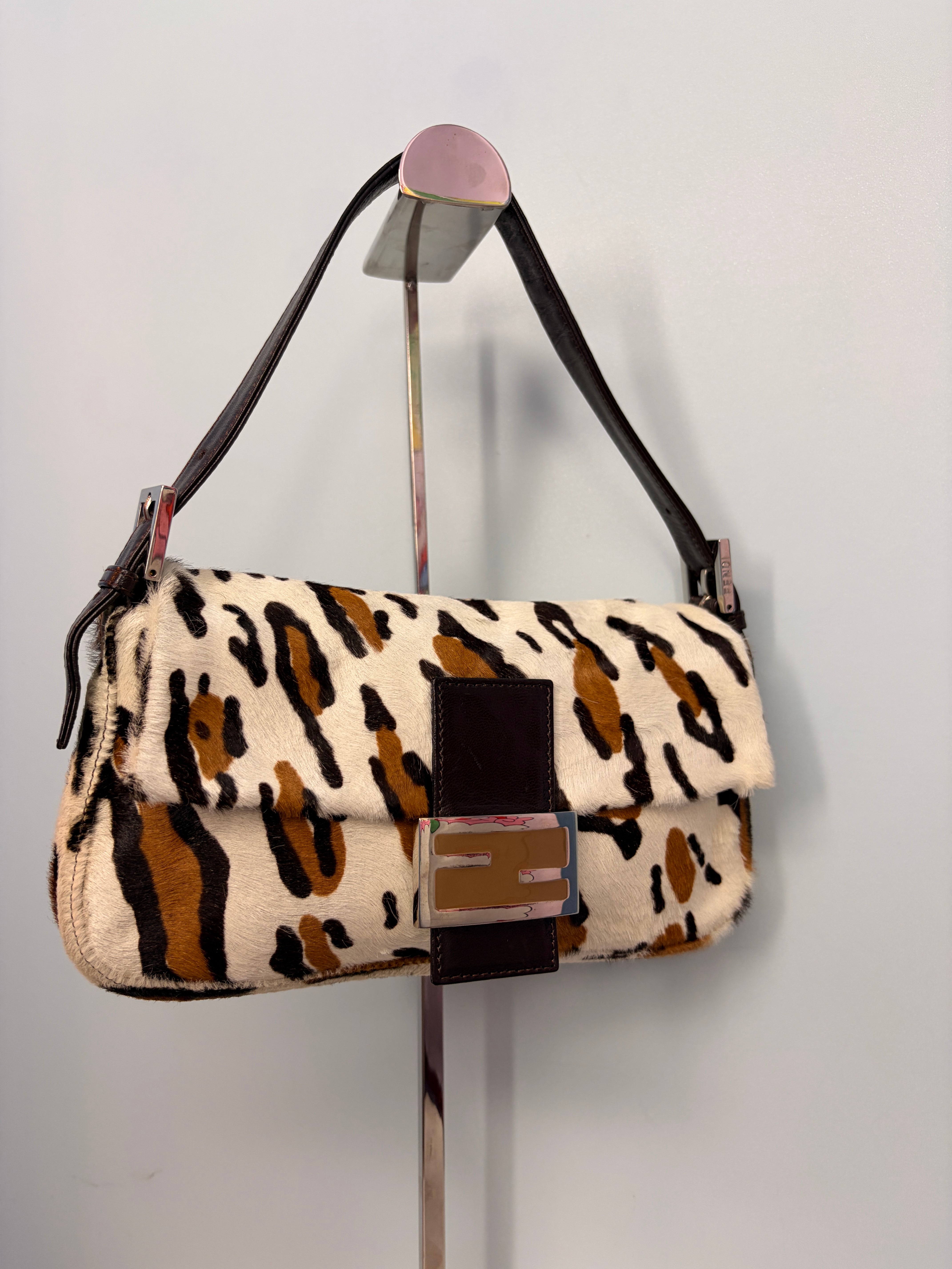 ✨FENDI✨ミンク&カシミヤ　レオパード柄✨キャンディストール Fendi Ponyhair Baguette in White Animal Print – Thirteen Crosby