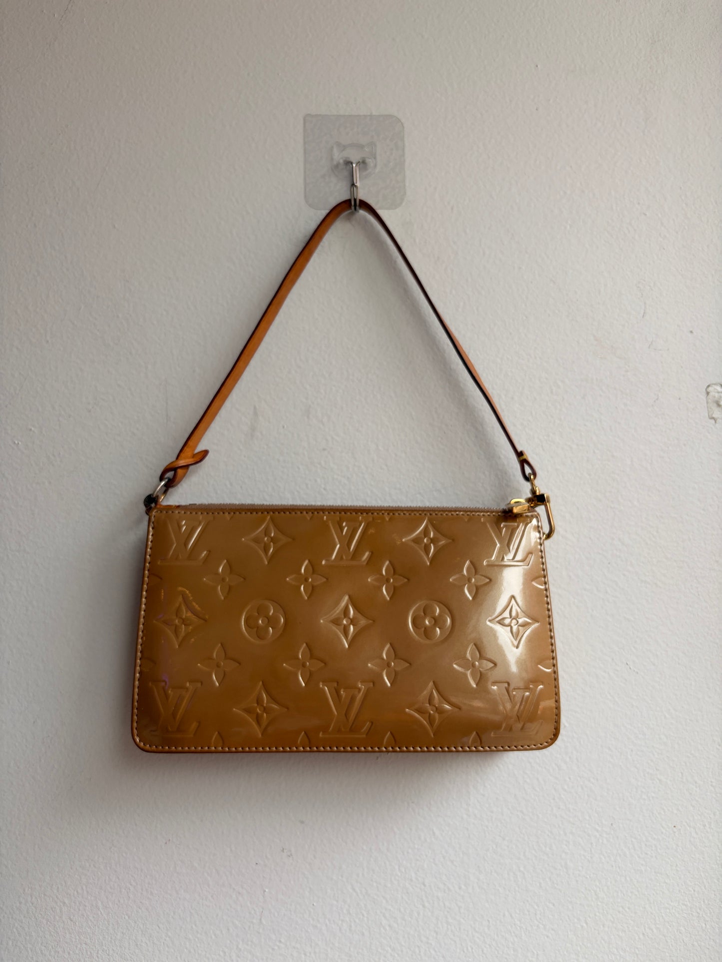 Louis Vuitton Vernis Pochette in Tan