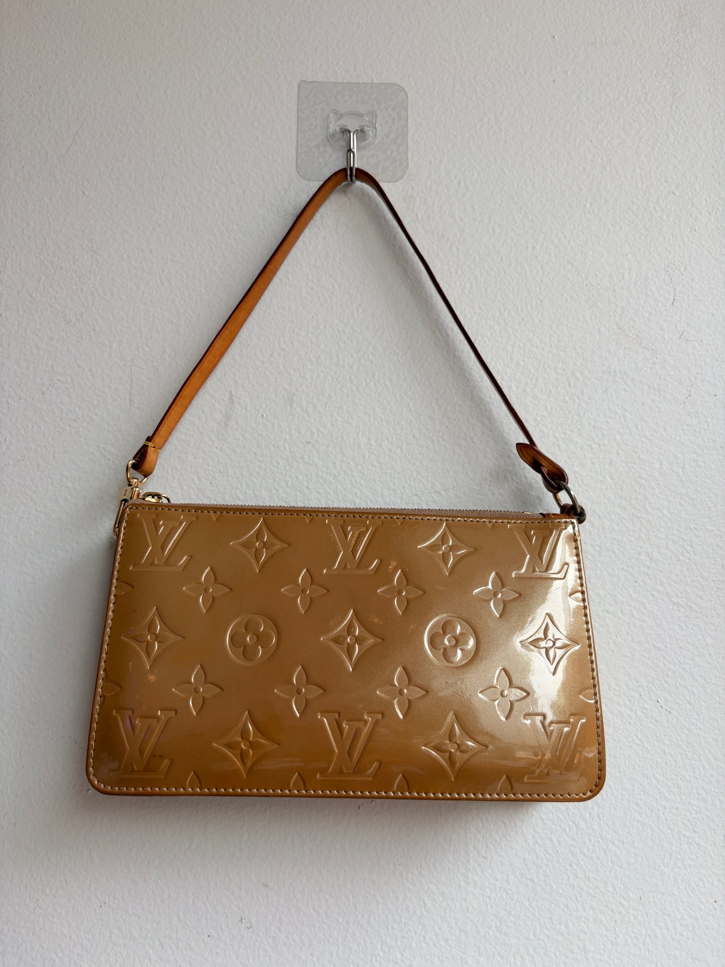 Louis Vuitton Vernis Pochette in Tan