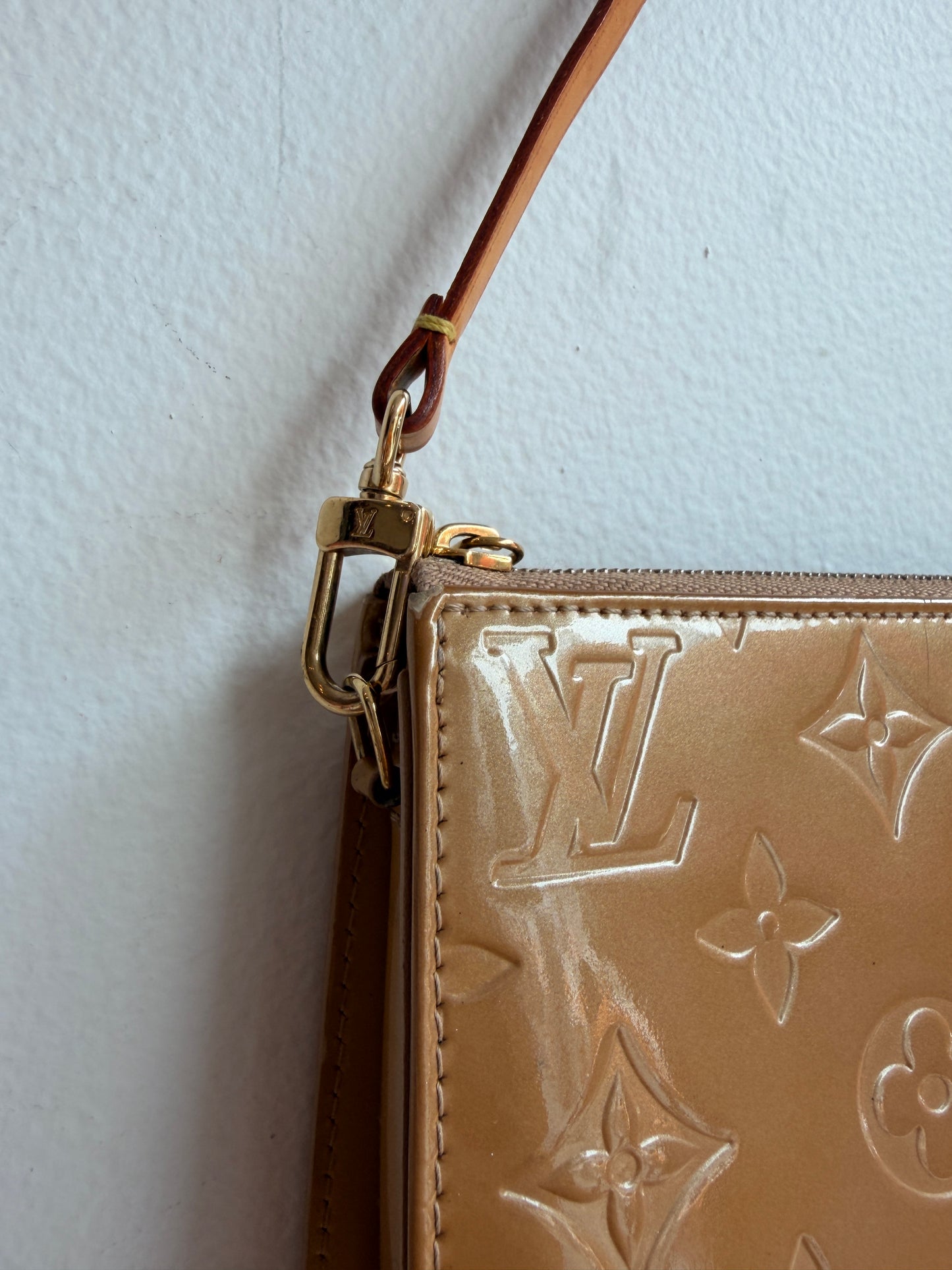 Louis Vuitton Vernis Pochette in Tan