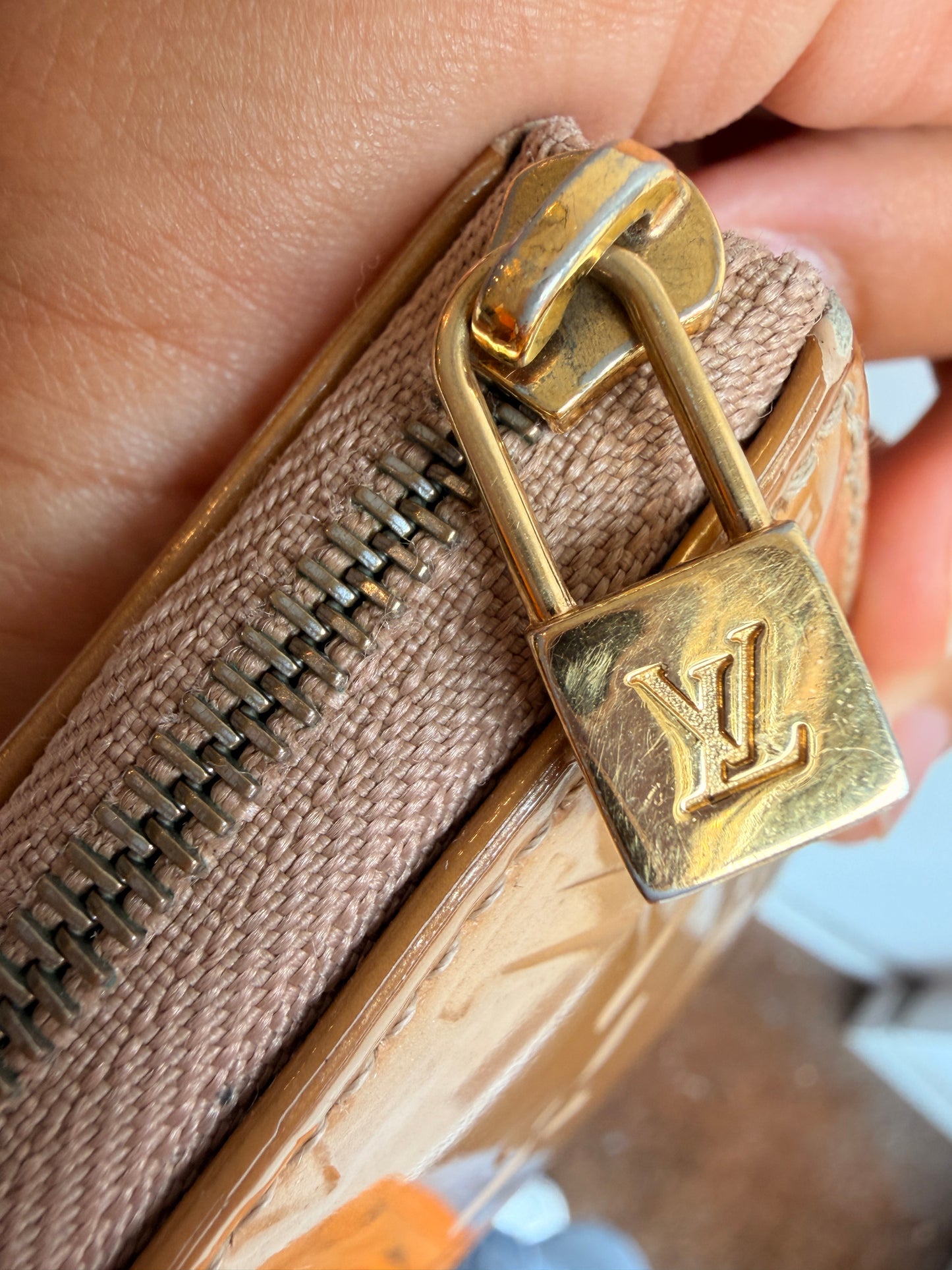 Louis Vuitton Vernis Pochette in Tan