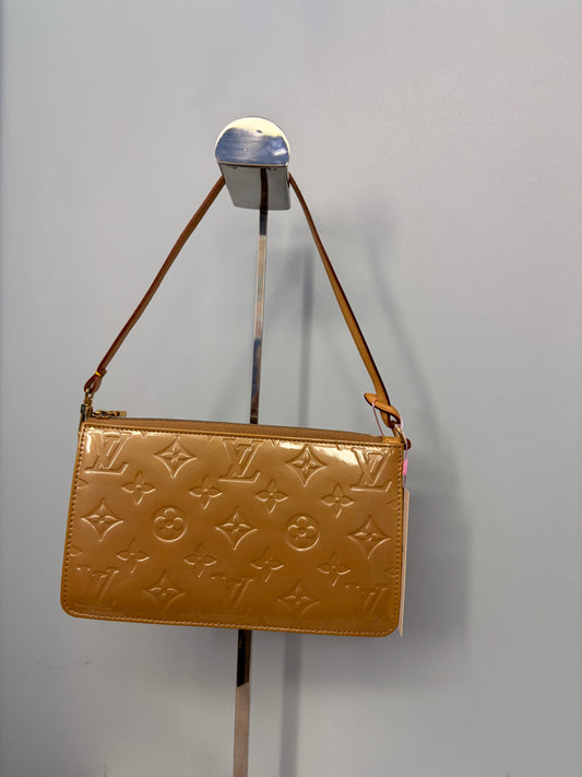 Louis Vuitton Vernis Pochette in Beige