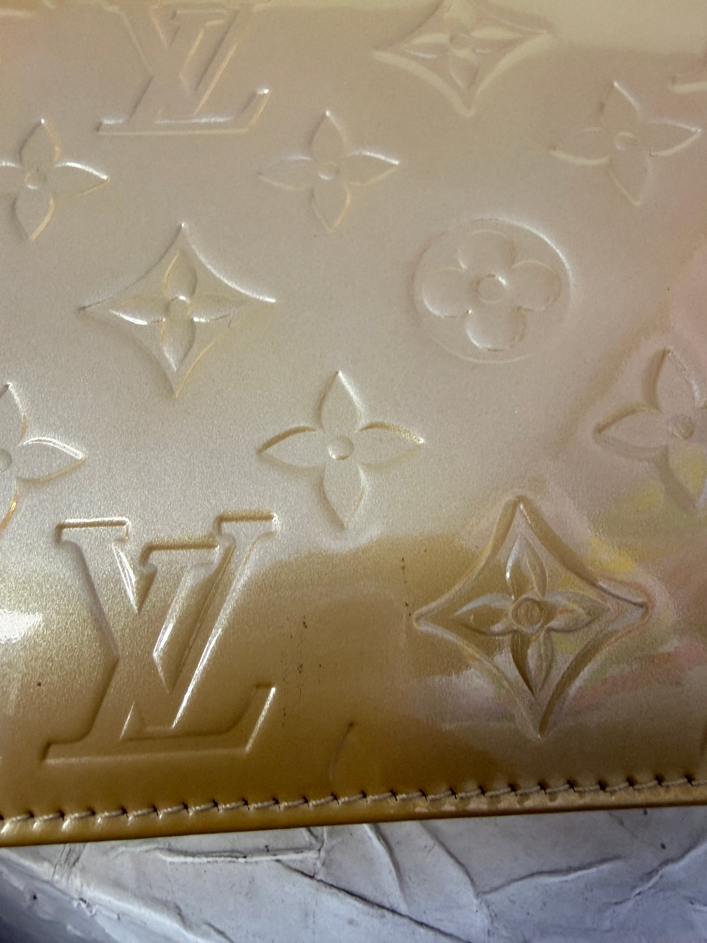 Louis Vuitton Vernis Pochette in Beige