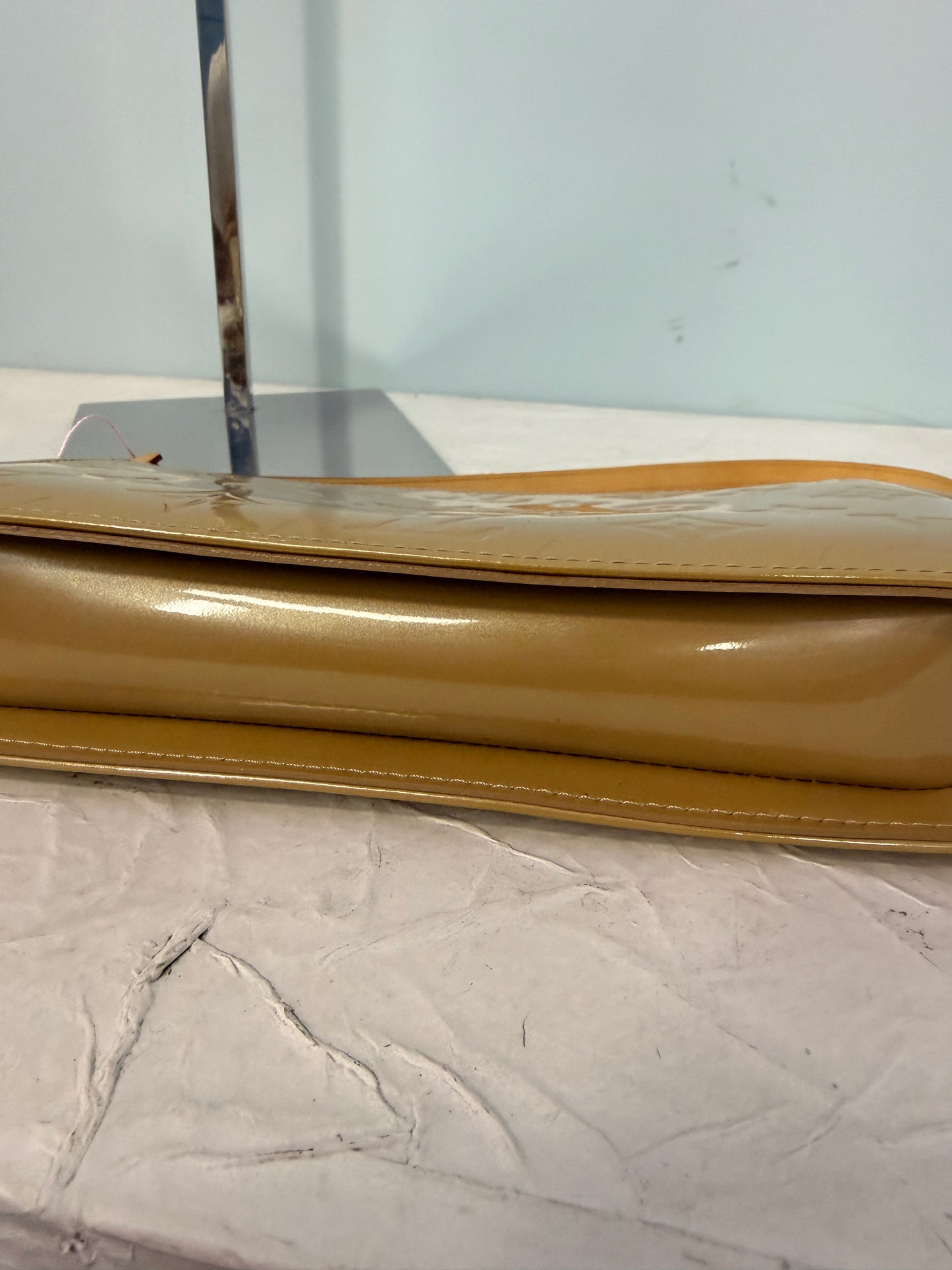 Louis Vuitton Vernis Pochette in Beige