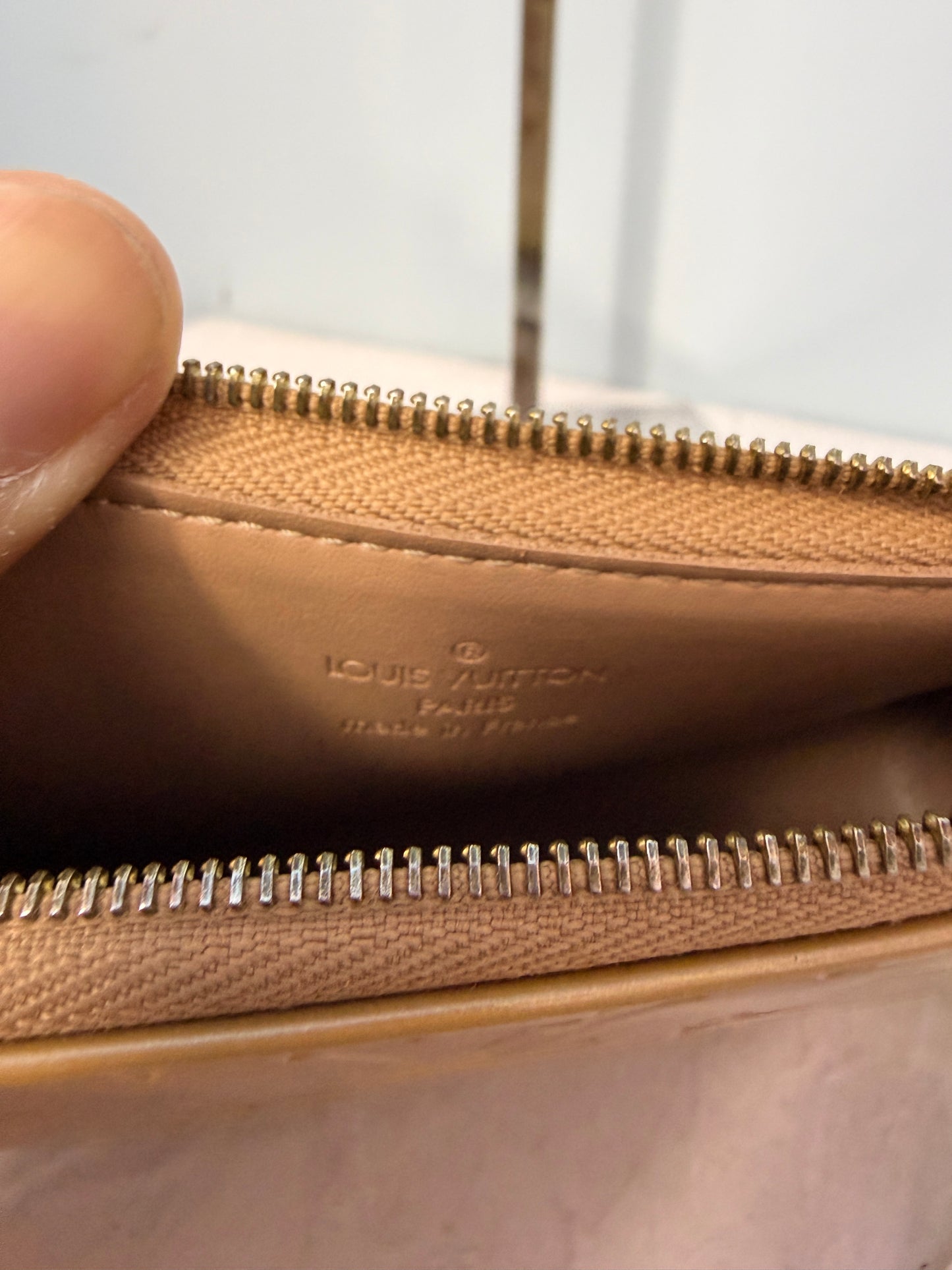 Louis Vuitton Vernis Pochette in Beige