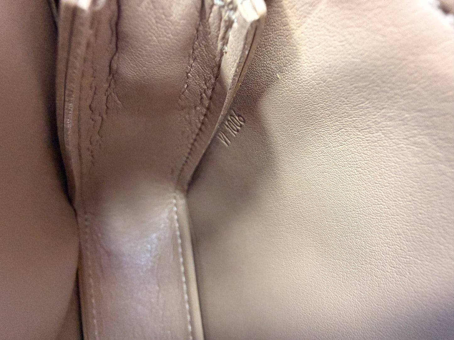 Louis Vuitton Vernis Pochette in Beige